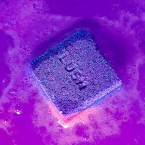 Lush Deep Sleep Bath Bomb Vibrant Purple Bath Soak